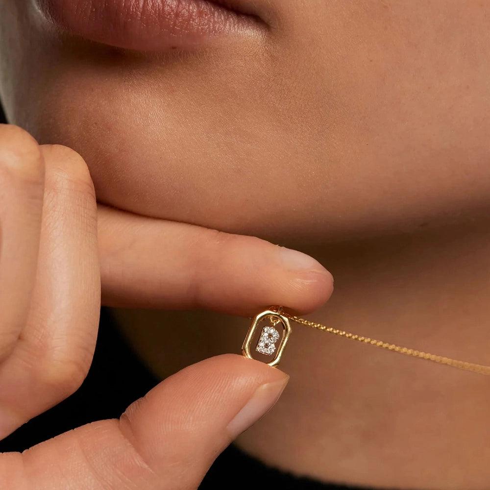 Colier cu inițiala B din argint placat cu aur, bijuterie personalizată rafinată, ideal cadou pentru Bianca sau Beatrice.